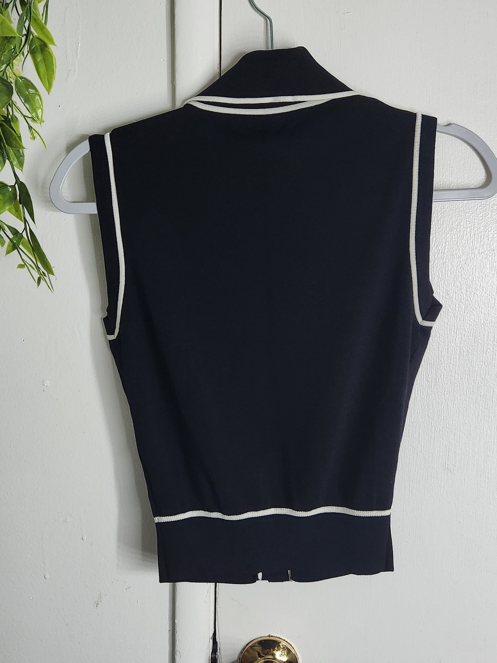 ✨ Urban Revivo Contrast Trim Knit Vest Top ✨ - Picture 2 of 5